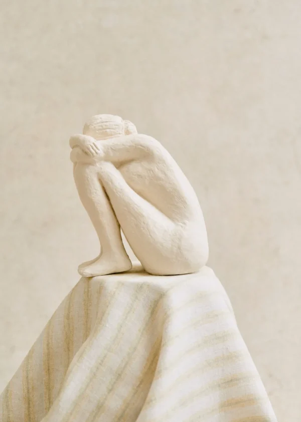 Sculpture Guénolée Courcoux - Femme Assise Grand Modèle-Sezane Shop