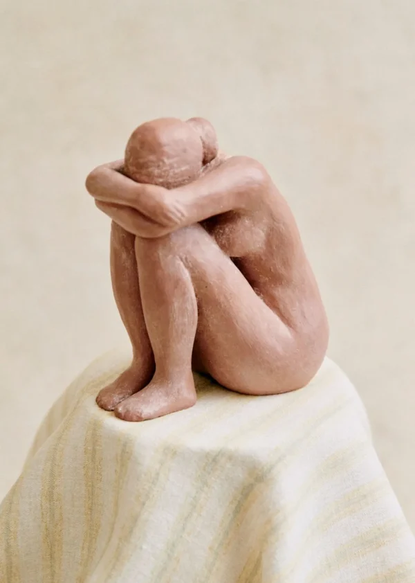 Sculpture Guénolée Courcoux - Femme Assise Petit Modèle-Sezane Sale